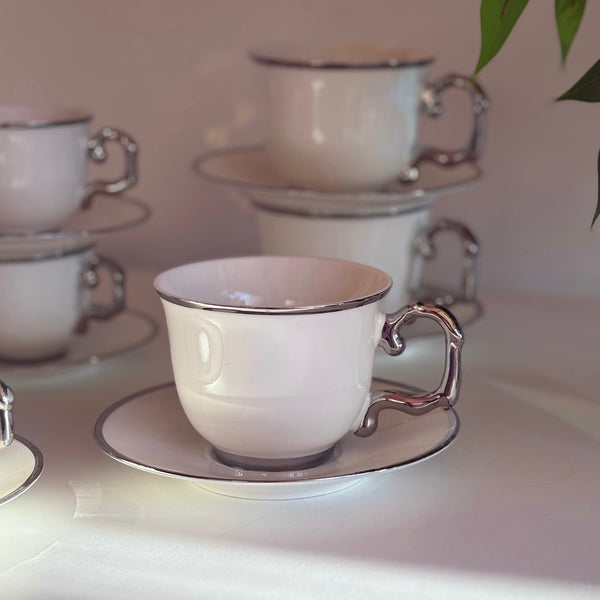 فناجين شاي ابيض وفضي 🩶